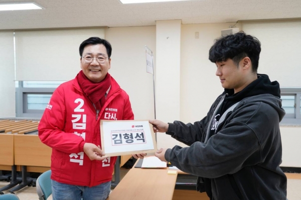 제22대 총선 순천·광양·곡성·구례갑 김형석 후보가 21일 순천시선거관리위원회를 찾아 후보자 등록을 마치고 본격적인 선거 활동에 나섰다.