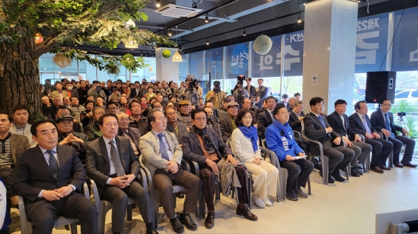 이날 개소식에는 더불어민주당 전・현직 시도의원을 비롯한 순천 지역 당원과 지지자 등 1500여명이 운집해 인산인해를 이뤘다.