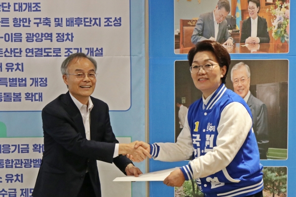 왼쪽부터 박병희 순천대 의대설립추진단장과 권향엽 국회의원 후보.