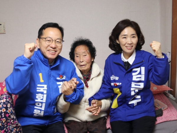 김문수 후보는 부인과 함께 송광면에 거주 중인 어머니를 먼저 찾으며 따뜻함을 선사, 함께 화이팅을 외치고 있다.