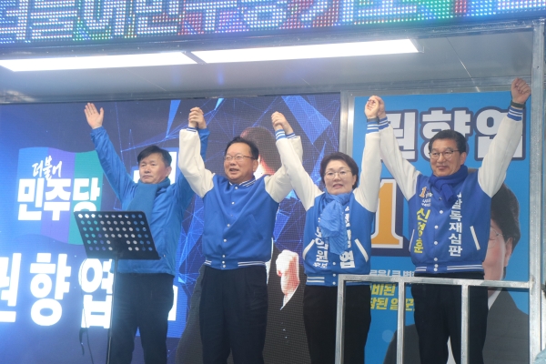 왼쪽부터 서동용 순천광양곡성구례을 공동상임선대위원장, 김부겸 더불어민주당 공동상임선대위원장, 권향엽 국회의원 후보, 신정훈 전남도당 상임공동선대위원장