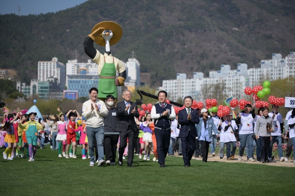 1일 개막한 순천만국가정원에 유인촌 문화체육관광부 장관, 김영록 전라남도지사, 남성현 산림청장 등 중앙부처 인사 대거 참석해 행사를 축하해주고 있다.