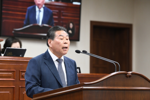 순천시의회 강형구 의원이 12일 제276회 임시회 제1차 본회의에서 전남권 국립 의과대학을 순천에 유치할 것을 촉구하고 있다.