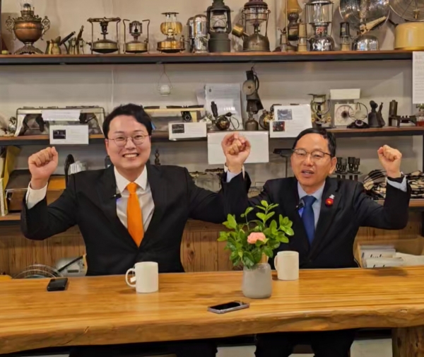 제22대 총선 순천광양곡성구례갑 김문수(더불어민주당・55) 당선인과 천하람(개혁신당 비례대표・37) 당선인이 지역 현안을 두고 간담회를 개최하며 두손을 잡고있다.