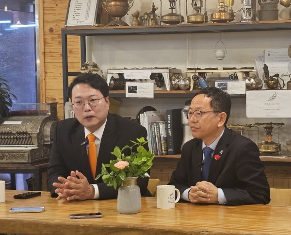 고려대 동문이라는 공통점이 있는 두 사람은 인요한 국민의미래 비례당선인을 포함한 순천 발전을 위한 드림팀 구상에 한목소리를 냈다.