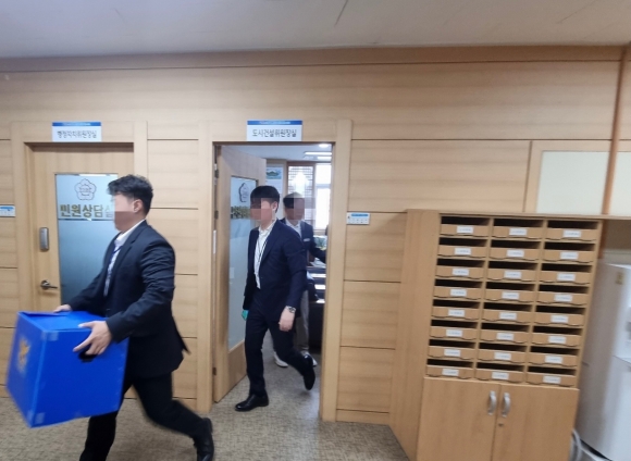 전남경찰청 반부패수사대 직원들이 30일 A순천시의원 집무실을 압수수색한 후 나오고 있다.