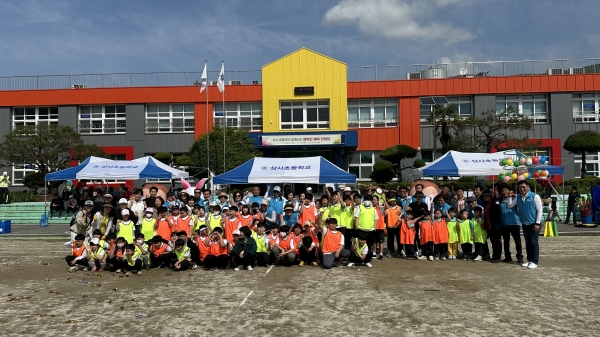 순천상사초등학교는 2일 교내 운동장에서 학생·교사·학부모·주민자치위원회 등 200여 명이 한데 어우러진 이색 운동회를 진행했다.