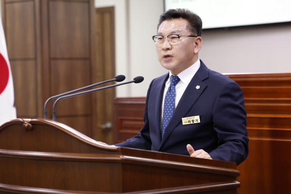 제277회 임시회 제1차 본회의에서 전라선(익산~여수) 고속철도 이동시간 단축을 촉구하고 있는 이향기 순천시의회 의원