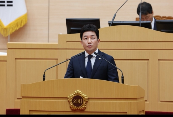 김진남 의원이 23일 제380회 임시회 제4차 본회의에서 5분 자유발언을 하고 있다.