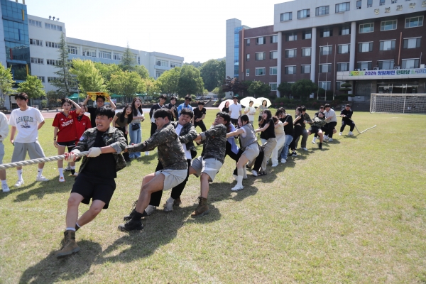 청암대학교 개교 70주년으로 진행된 2024 청암체전 한마당에서 줄다리기 경기가 진행되고 있다.