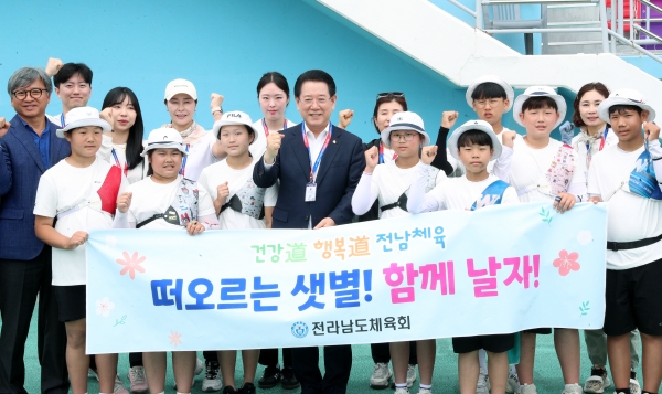 김영록 전라남도지사가 26일 오전 제53회 전국소년체전 양궁경기가 열리고 있는 순천팔마종합운동장을 방문, 양궁 종목에 참가하고 있는 전남 선수단을 격려하고 있다.