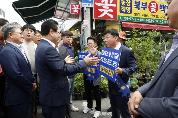 김영록 전라남도지사가 30일 민생경제회복 소상공인 간담회를 위해 순천 웃장 전통시장을 방문한 가운데 순천시의회(의장 정병회)의 항의를 받고있다.