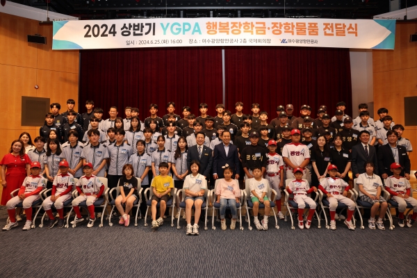 박성현 사장과 공사 임직원들이 행복장학금 및 장학물품을 수여 받은 학생들과 기념촬영을 하고 있다.