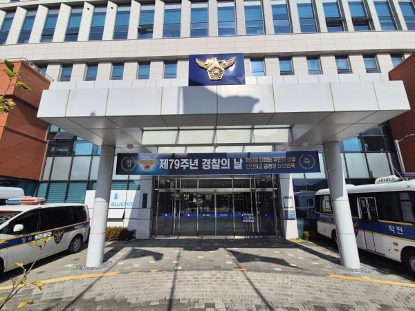순천경찰서는 제79주년 경찰의 날을 맞아 치안성과평가 부문에서 1위를 달성해 대통령 단체표창을 받았다. 그러나 최근 발생된 묻지마 살인사건에서 보여준 치안력 부재와 기강 해이에 때문에 시민들은 어리둥절한 분위기다.(사진//전라도뉴스DB)