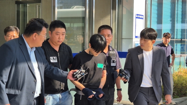 지난 4일 검찰로 송치되면서 취재진에 둘러 쌓인 박대성 사진.