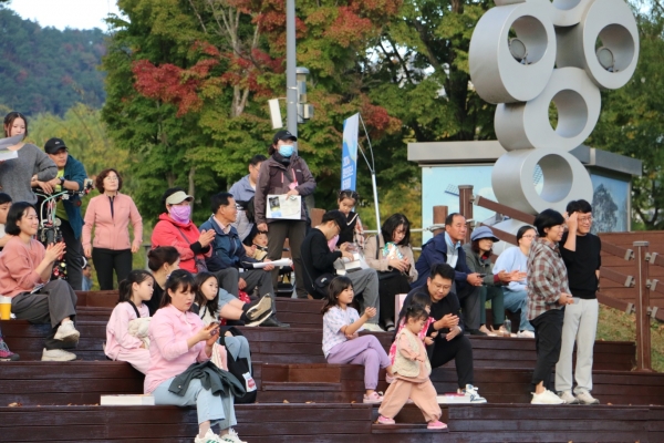 순천시청년권익위원회가 개최한 2024 청년리더스 아카데미에 수많은 시민들이 함께 어울리는 소중한 시간을 가졌다. 사진은 행사를 관람하고 있는 시민들 모습