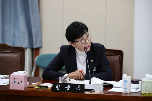 한춘옥 의원이 전략산업국 소관 행정사무감사에서 발언하고 있는 모습
