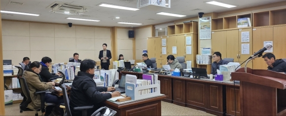 이향기 순천시의회 도시건설위원장 등 위원들이 행정 사무 감사에 대한 회의를 진행하고 있는 모습