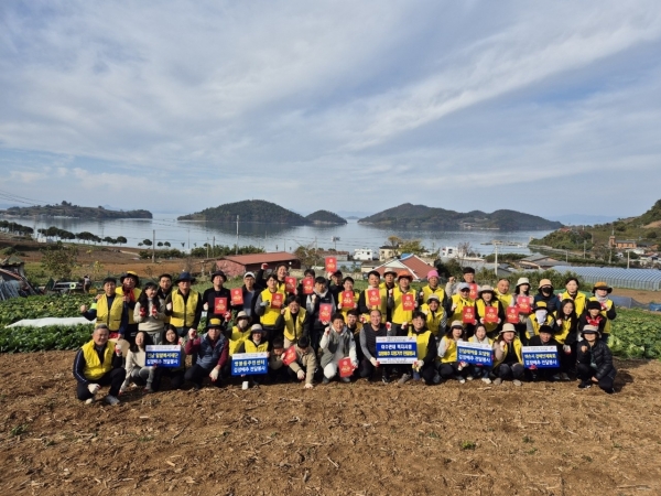 3610지구 (사)여수21세기로타리클럽이 김장철을 맞아 위탁재배한 김장배추 1100포기를 관내 복지시설에 전달했다.