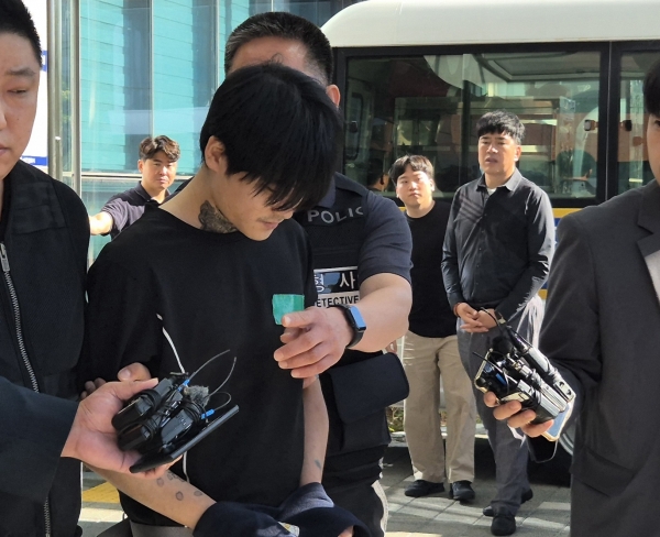 사진은 지난 10월 살인 혐의를 받는 박대성(30) 씨가 순천경찰서에서 검찰로 송치되고 있는 모습.