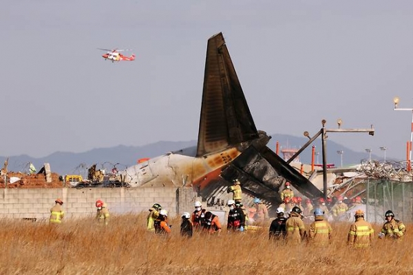 29일 오전 무안국제공항 활주로에 여객기가 착륙도 중 활주로를 이탈하는 사고가 발생했다. 현장 수습이 이뤄지고 있다.