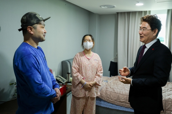지난 27일 다섯째를 출산한 다둥이 가족을 방문해 축하와 함께 육아용품 꾸러미를 전달하고 있는 노관규 순천시장 사진