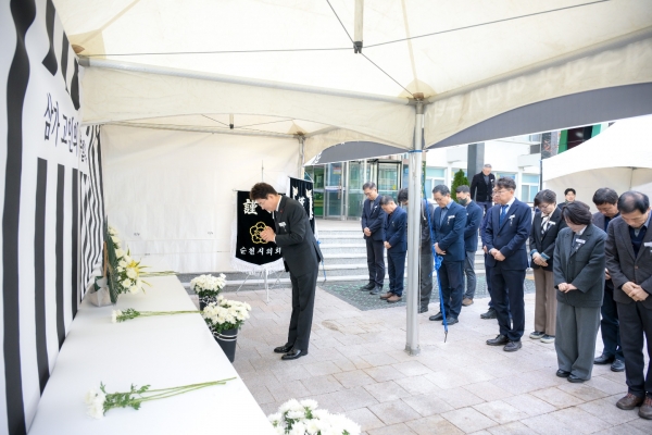 노관규 순천시장을 비롯한 실국장 등이 순천시청앞 분향소에서 참배를 하고있다.