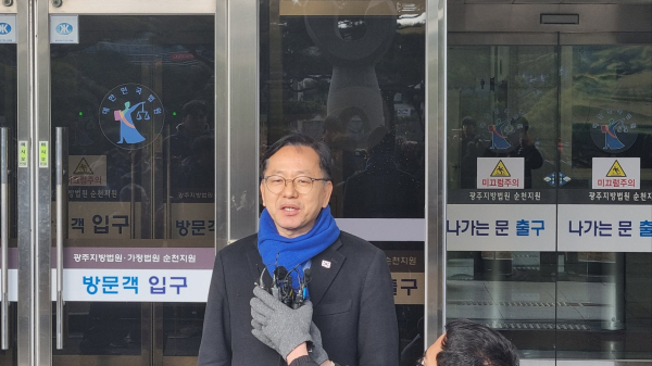 공직선거법 위반혐의로 재판에 넘겨진 김문수 의원이 1심에서 벌금 90만원을 선고 받고 기자들의 질문에 답변하고 있다.