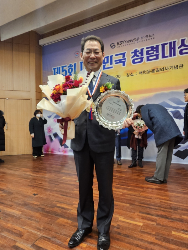 순천 손훈모 변호사가 대한민국 청렴대상 시상식에서 NGO 봉사부문 청렴대상을 수상했다.