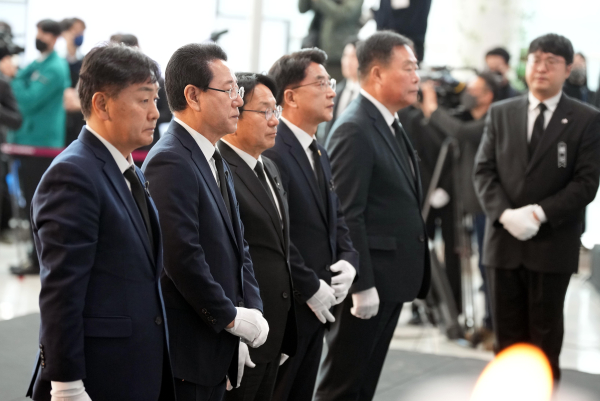 김영록 전라남도지사가 18일 무안국제공항에서 열린 ‘12.29 제주항공 여객기 참사 희생자 합동 추모식’에서 강기정 광주광역시장 등 단체장들과 헌화·분향하고 있다.