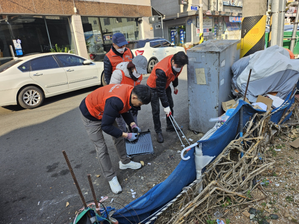 순천시 왕조1동 주민 150명이 돌아오는 설명절을 맞아 일제 대청소를 실시했다.