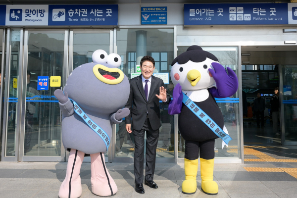순천역 광장에서 설 명절을 맞아 고향을 찾은 귀성객과 관광객을 위한 환영 행사를 진행하는 모습