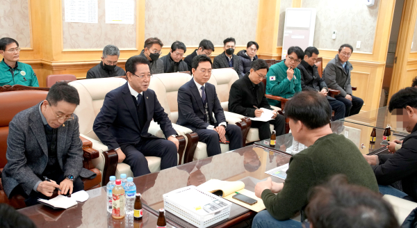 제주항공 여객기 사고 유가족 대표단들과 간담회를 진행하는 김영록 전라남도지사