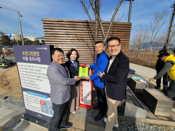 순천승평로타리클럽에서는 지난달 18일 양지애 지구 총재를 비롯한 김재희 3지역대표와 순천시공원녹지과 관계자, 로타리클럽 관계자 등이 참석한 가운데 오천그린광장에서 자동심장충격기 기증식을 개최했다.