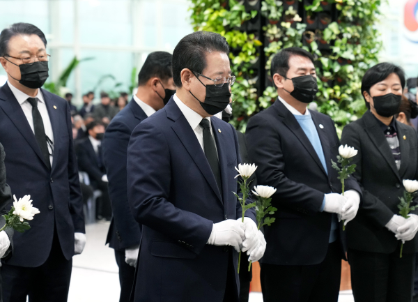 김영록 전라남도지사가 15일 무안국제공항에서 열린 ‘12·29 제주항공 여객기 참사 희생자 49재 합동위령제’에서 단체장들과 헌화하고 있다.