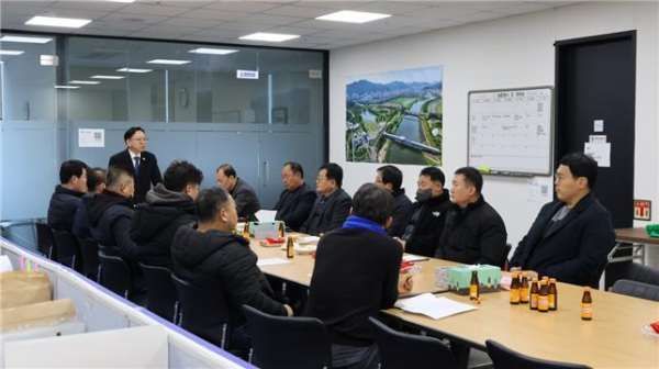 지난 15일 더불어민주당 순천(갑)지역위원회 23개 읍면동 협의회장들과 간담회를 열고 있는 김문수 지역 위원장