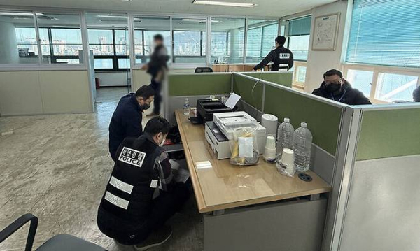 제22서경호 침몰 사고와 관련해 여수해양경찰이 부산 선사 사무실 등을 압수수색하고 있다(사진//해양경찰제공)