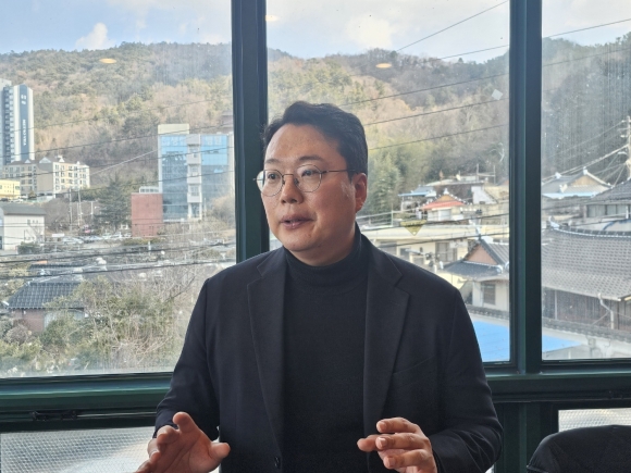 지난 23일 순천을 찾은 개혁신당 천하람 당 대표 권한대행겸 원내대표가 정국현안에 대한 소신을 피력하고 있다. 이 자리에서 순천시가 추진하는 순천사랑상품권 특별 할인에 대해 긍정적인 입장을 내놨다.