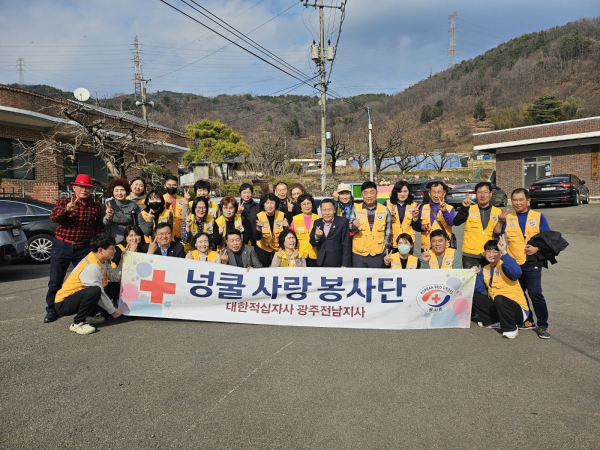 지난 8일 넝쿨사랑봉사단이 광양 임기경로당을 찾아 어르신 마시지와 말벗봉사를 실천하고 기념사진을 찍고 있다.