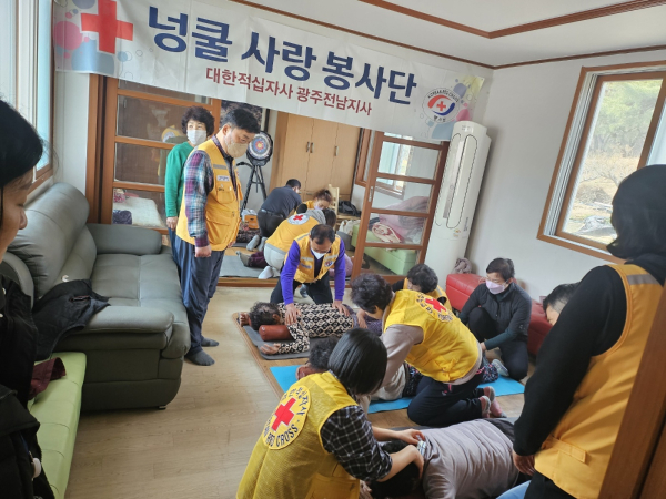 조상현 회장이 회원들과 함께 봉사활동을 진행하고 있는 모습