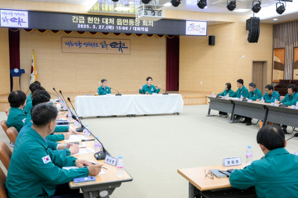 27일 시청 대회의실에서 노관규 시장 주재로 진행된 이번 회의는 정광현 부시장을 포함 행정지원국장, 안전총괄과장, 산림자원과장, 동물자원과장 등 24개 읍면동장이 참석해 총력 대응 방안을 모색했다.