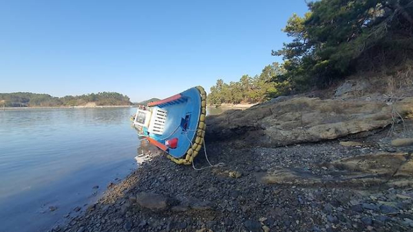 좌초된 어선(사진//해경 제공)