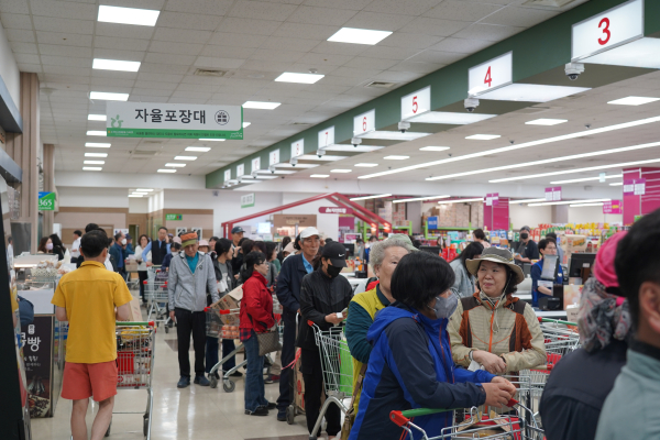 순천농협이 진행한 오이나눔 행사가 지역민들에게 큰 호응을 얻었다.