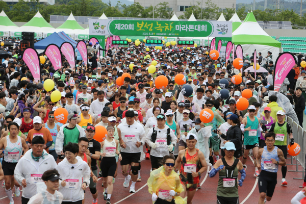 보성군은 지난 3일 10,000여 명의 전국 동호인 마라토너와 군민들이 참여한 ‘제20회 보성녹차마라톤대회’를 성황리에 개최했다