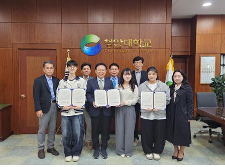 이번 스승의 날 감사 편지 최우수상 수상자로 간호학과 3학년 권승헌 학생이 선정됐다. 왼쪽에서 네 번째