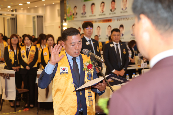 세순천라이온스클럽 제32대 김석중 회장이 취임 선서를 하고있다.