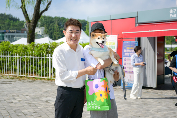 15일 노관규 순천시장이 행사 참석자와 함께 기념사진을 찍고 있다. 순천시의 반려동물 친화 관광도시 조성을 위한 특별한 노력들이 전국 반려인들을 사로잡고 있다.