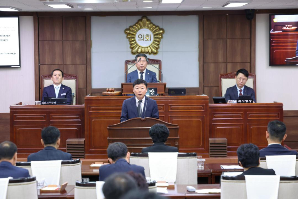 순천시의회 본회의에서 순천 남해안 남중권 스포츠파크 공유재산 취득계획안에 대한 찬성 제안설명을 하고 있는 정병회 의원 모습