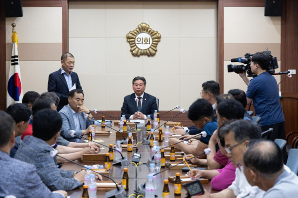 순천시의회 행정자치위원회의 순천 남해안 남중권 스포츠파크 공유재산 취득계획안 부결소식에 순천만 인근 도사동 직능단체 회장단 주민 10여 명은 순천시의회를 항의방문, 강형구 의장과 면담하고 있는 모습