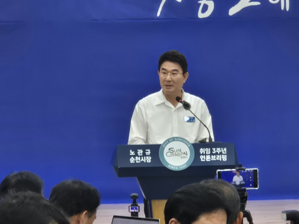 노관규 순천시장이 민선 8기 3주년 언론인 브리핑에서 인사말을 하고 있다.